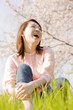 お花見をしている女性