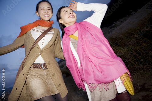 Photo: すすき草原に立つ女性達 すすき草原に立つ女性達