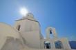 Weisse Kuppel einer Kirche auf Santorin mit Sonne Weisse Kuppel einer Kirche auf Santorin mit Sonne