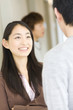 廊下で話す大学生
