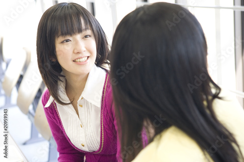 Photo: 友達と談笑する学生 友達と談笑する学生