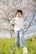 桜の下を走る男の子