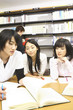 図書室で勉強する学生達