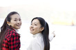船を指差す女性とその友達