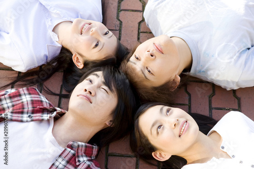 Photo: 寝転がる大学生達 寝転がる大学生達