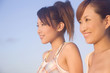 夕暮れに遠くを見つめる女性2人