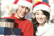 サンタ帽をかぶったカップル