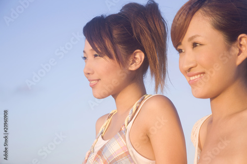 Photo: 夕暮れに遠くを見つめる女性2人 夕暮れに遠くを見つめる女性2人