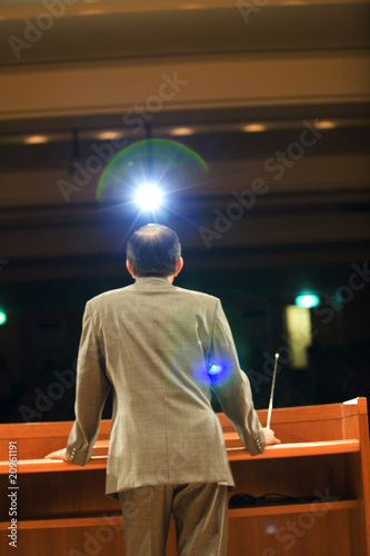 Foto: 講演中の男性 講演中の男性