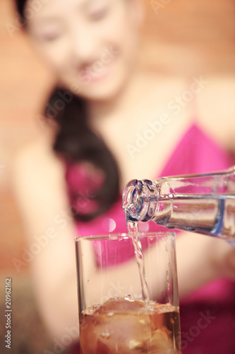 Photo: 水割りをつくる女性 水割りをつくる女性