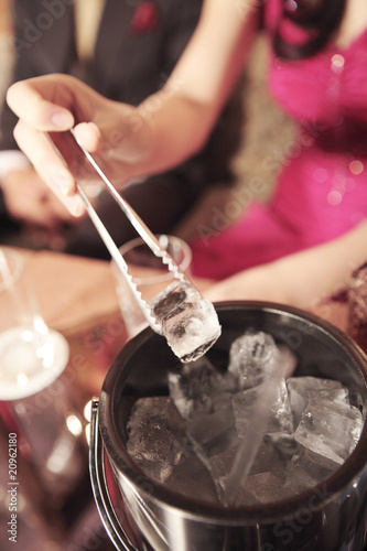Photo: お酒をつくる女性の手 お酒をつくる女性の手