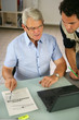 Hommes devant ordinatuer portable au bureau