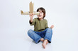 junge mit papp-flieger