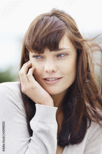 Foto: Sexy young brunette looking away in thought Sexy young brunette looking away in thought