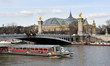 Grand palais, pont Alexandre III et bateau mouche Grand palais, pont Alexandre III et bateau mouche
