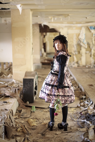 Photo: 廃墟で振り返る女 廃墟で振り返る女