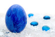 Blaues Osterei im Schnee