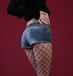 Frau mit Hotpants und Netzstrümpfen