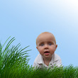 Baby schaut von oben auf etwas herab