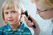 Foto: female doctor examining little child boy female doctor examining little child boy