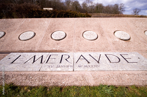 monument emeraude corbigny nievre france