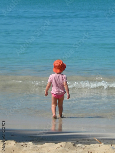 Photo: Fillette allant dans l'eau sans bouée Fillette allant dans l'eau sans bouée