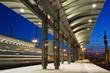 Bahnsteig am Abend