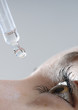 Augentropfen Arznei mit Pipette