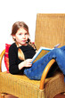 Kind lesen im Sessel