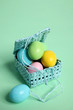 piccole uova di pasqua nel cestino
