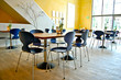 Chaises et table dans une pièce avec fleurs Chaises et table dans une pièce avec fleurs