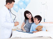Foto: Attentive doctor talking with a little boy and his mother Attentive doctor talking with a little boy and his mother