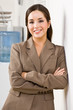 Foto: Businesswoman smiling with arms crossed Businesswoman smiling with arms crossed