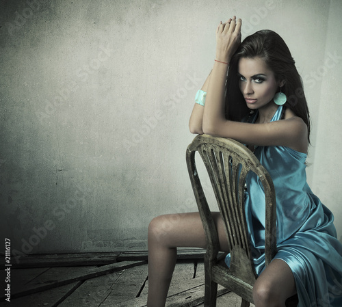 Zdjęcie: Stunning brunette beauty sitting on a chair Stunning brunette beauty sitting on a chair