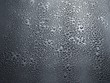 Foto: Regentropfen auf schwarz glänzendem Hintergrund Regentropfen auf schwarz glänzendem Hintergrund