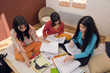 3 filles travaillant dans une chambre 3 filles travaillant dans une chambre