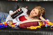 Foto: Mädchen auf dem Sofa mit Chips und Cola Mädchen auf dem Sofa mit Chips und Cola