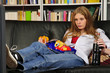 Mädchen gammelt faul auf dem Sofa vor TV