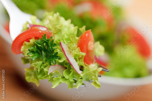 frischer Salat auf Gabel
