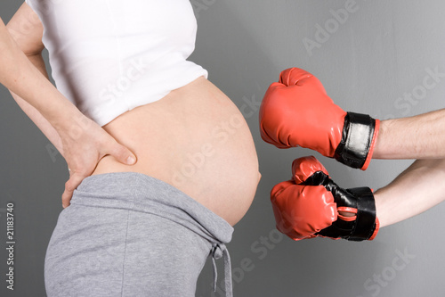 Foto: Baby boxt zurück Baby boxt zurück
