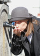 ragazza che beve