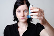Frau mit Asthmaspray