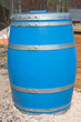 Blau bemaltes Weinfass im Garten