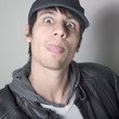 jeune homme langue
