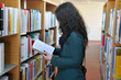 Etudiante lisant