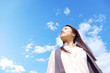 空を見上げる女性