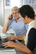 Portrait de deux hommes au bureau devant un ordinateur portable