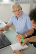 Portrait de deux hommes travaillant au bureau