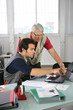 Portrait d'hommes au bureau devant ordinateur portable
