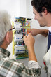 Electriciens travaillant sur un disjoncteur